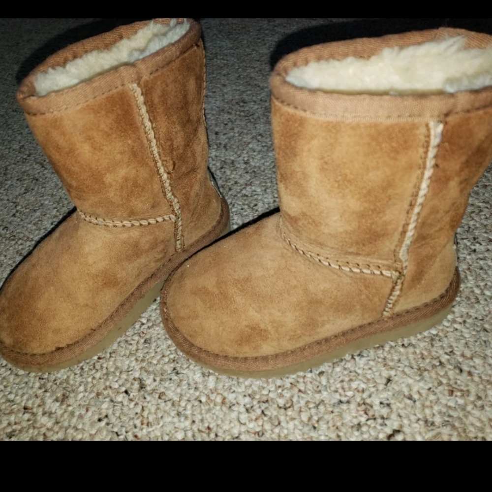 Ugg 8 toddlers boots